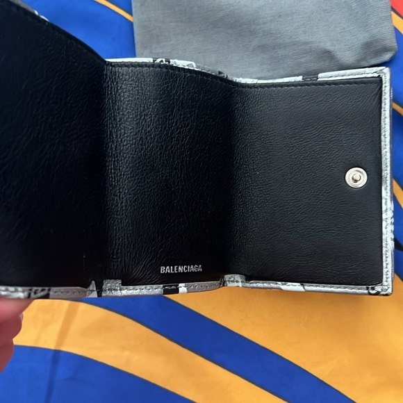 Authentic Preloved BALENCIAGA LOGO MINI TRIFOLD WALLET LEATHER MADE IN ITALY - Picture 9 of 12